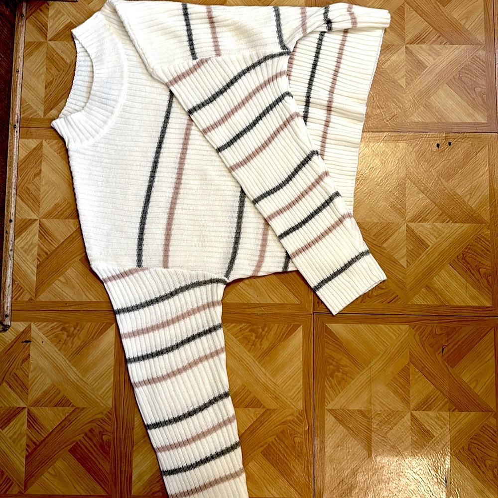 This is a brand new unworn SHEIN sweater top! It’s a size women’s small, US 4.